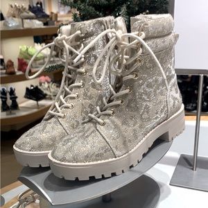 NWB Gianni Bini balyenne glitzy leopard boots, lace up closure with zipper